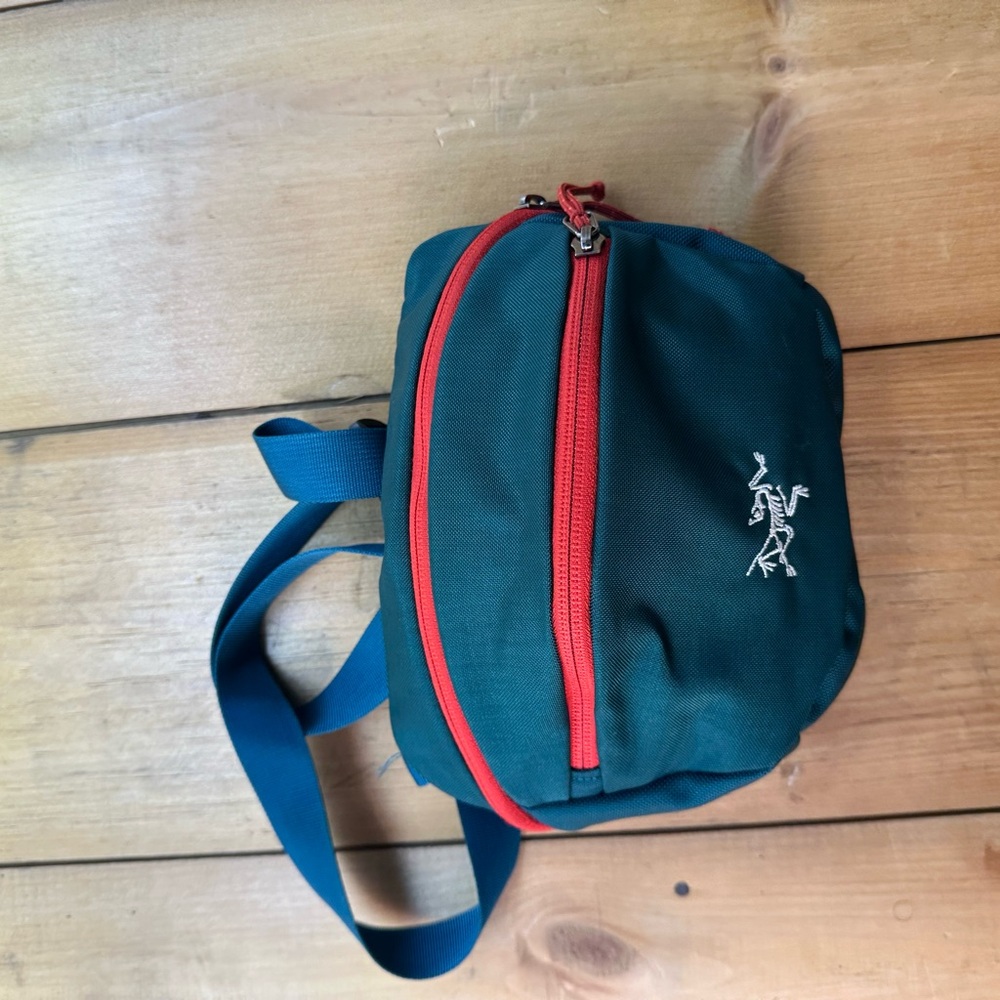 Arc'teryx Maka 1 Waist Sling Bag Pack Teal Pink Crossbody Outdoor Gorpcore - Picture 2 of 8